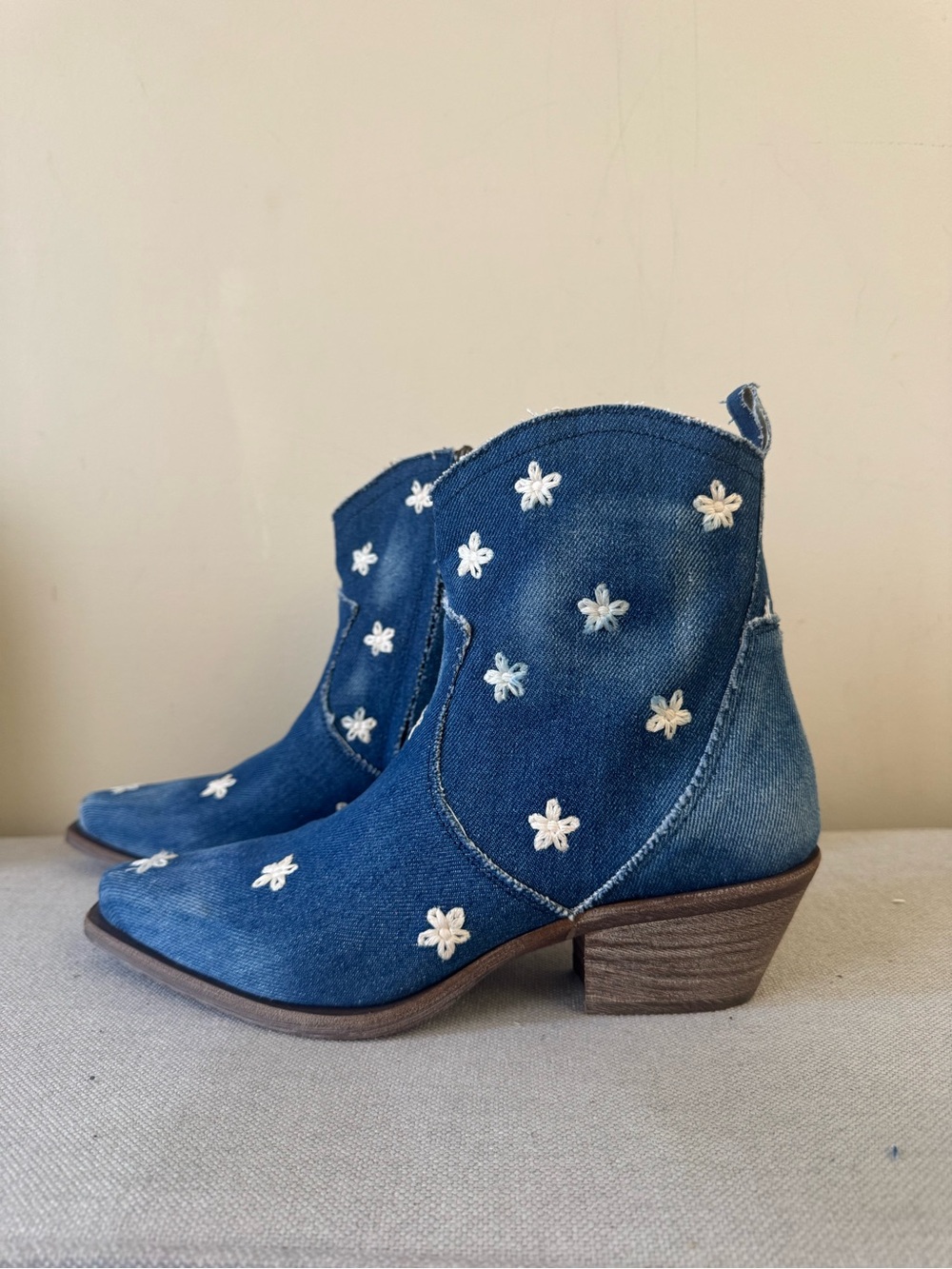 Sundance Daisy Denim Sojourner Boots 39 8.5  Women’s Denim Flowery Embroidered